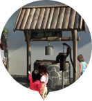 옥골샘을 구경하고있는 아이들