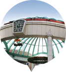 정면에서 바라본 시계탑