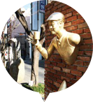 커피거리 벽면에 배치되어있는 금색동상