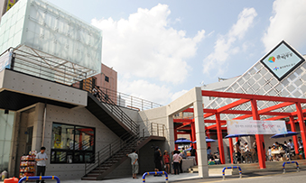 정면에서 바라본 큐빅광장의 전체모습