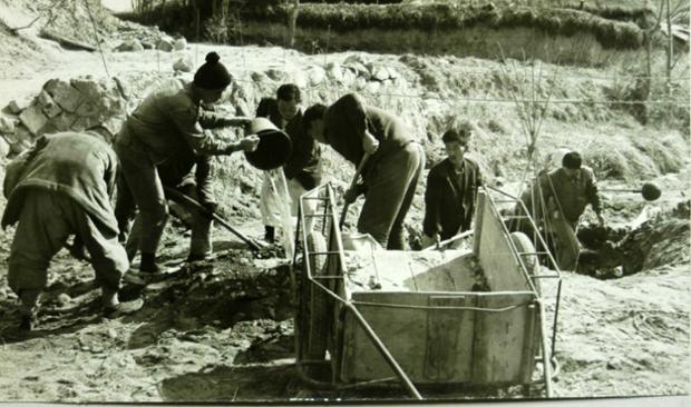 북정동 새마을사업(1973 성안 소교량 공사 광경)