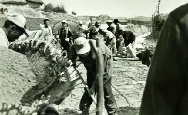 성안동 한마을에서 소교량 공사를 하고 있는 작업인부들(1973)