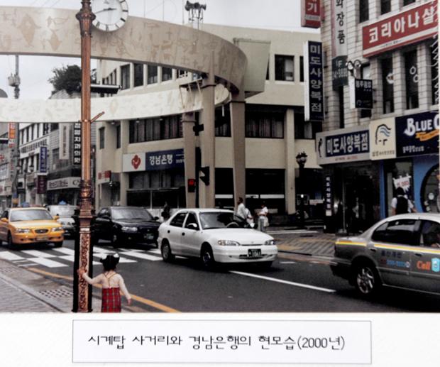 시계탑사거리와 경남은행의 현모습(2000년)