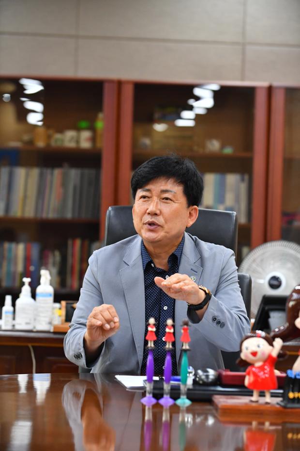 취임3주년 경상일보 인터뷰(프로필 인터뷰 사진) 2