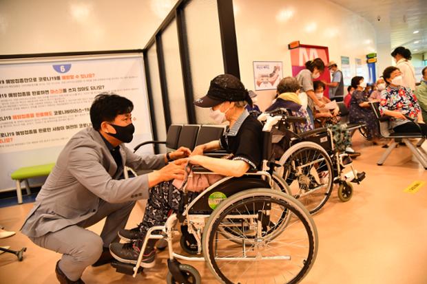 75세 이상 어르신 코로나19 2차 백신접종 현장 격려