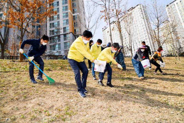 공룡발자국공원 벽면 꽃씨 뿌리기