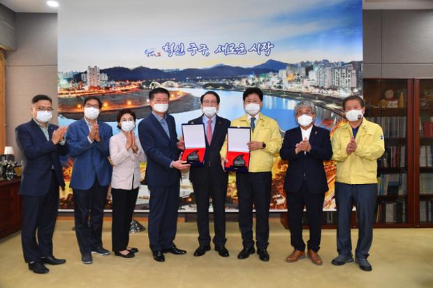 한국외식업중앙회 중구지부 한국석유공사 감사패 전달
