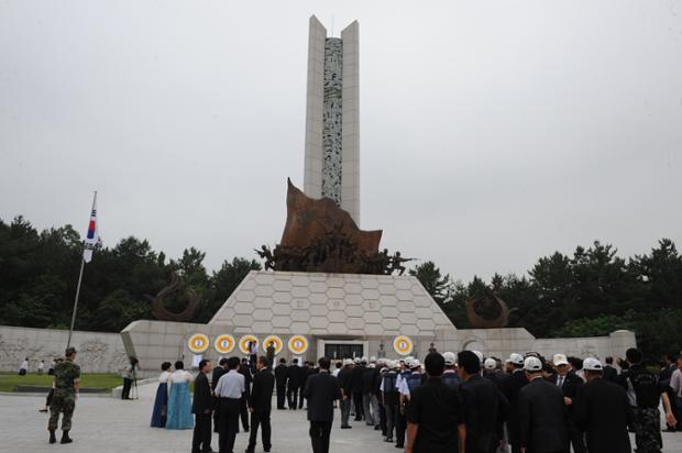 조용수 중구청장 현충탑 참배