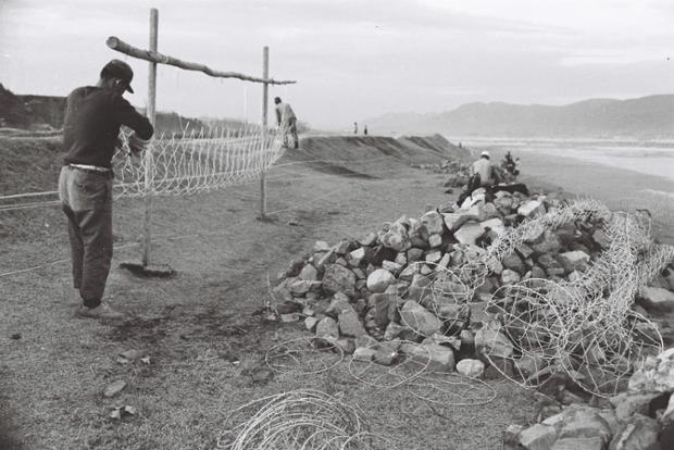 동천강변 철망보강공사