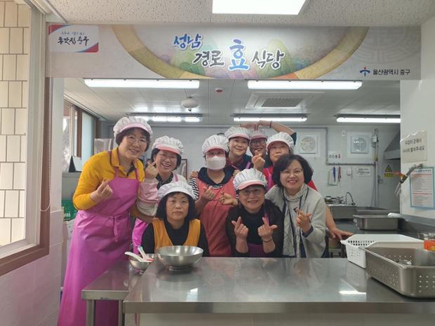 약사동 여성자원봉사회, 성남 경로효식당에서 급식봉사 실시
