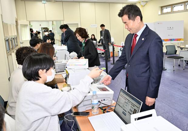 김영길 중구청장, 제22대 국회의원 선거 사전투표 참여