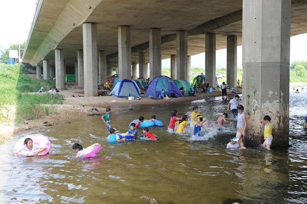 더운 여름 삼일교 아래 물장구