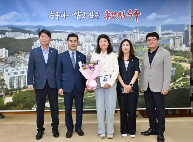 명예퇴직자 공로패 수여