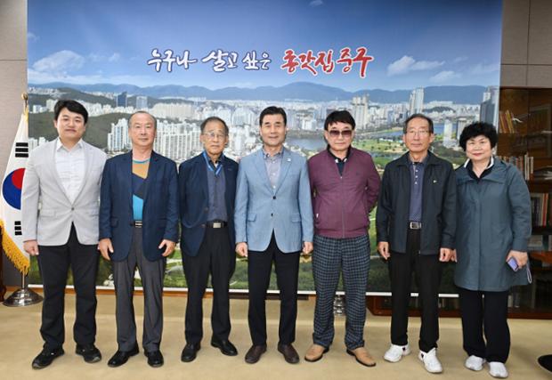 선배시민 방탄함월단 임원진 내방