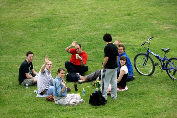 태화강둔치의 산책나온 외국인들이  둔치에서 즐거운시간을 보내고 있다