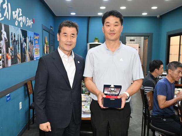 예비군동대 감사패 전달