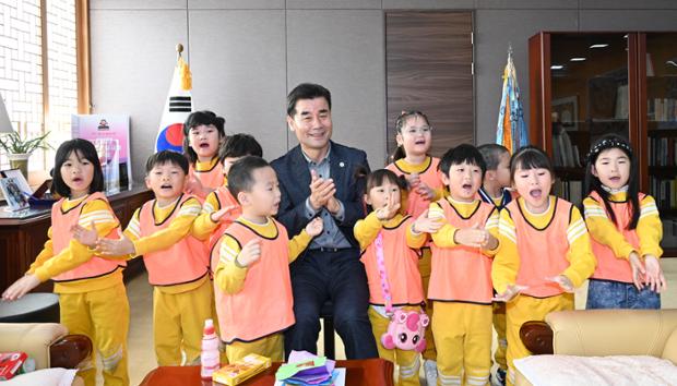 가정위탁세대 및 클아이 어린이집 원아 방문
