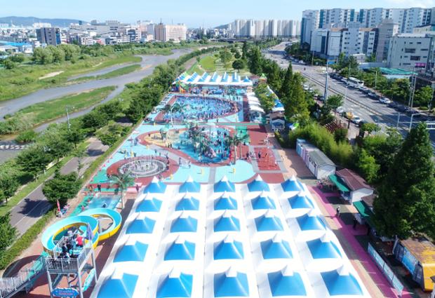 동천 물놀이장_인파_여름_가족_야외