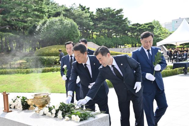 제79주년 광복절 기념 항일운동기념탑 참배