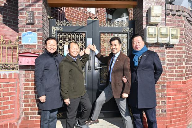 병영2동 자율방범대 활동_우수자원봉사자의 집 표찰 부착