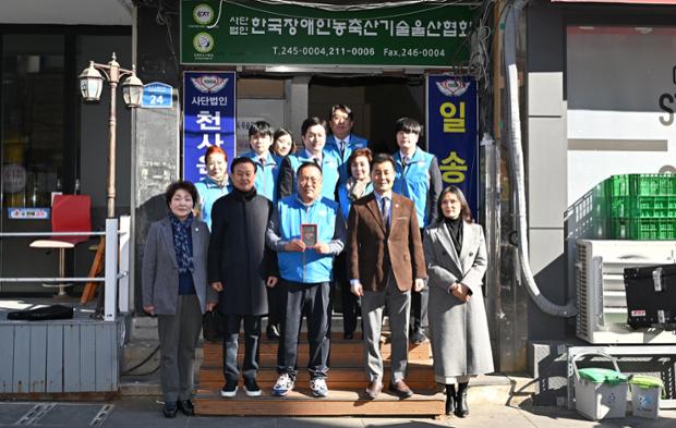 천사운동본부 활동_우수자원봉사자의 집 표찰 부착