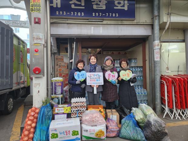 학성새벽시장 상인회, 중구푸드뱅크에 100만 원 상당 식료품 후원