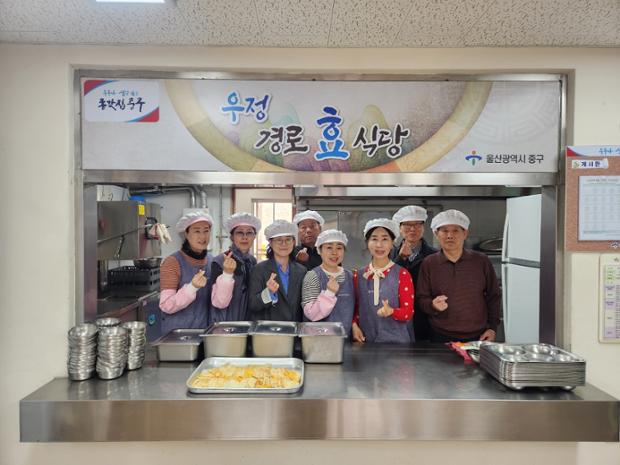우정동 바르게살기위원회, 우정경로식당에서 급식봉사 활동 실시