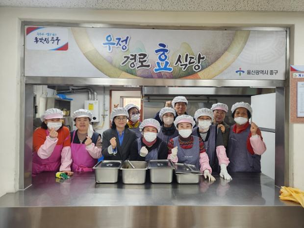 우정동 통장회, 우정경로식당에서 급식봉사 활동 실시