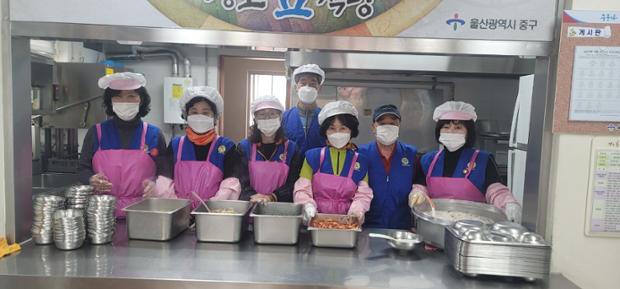 중앙동 바르게살기위원회, 우정경로식당 급식봉사 실시