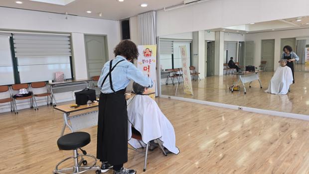 정해둘 태화재가센터 센터장, 지역 어르신 위한 이미용 봉사활동 실시
