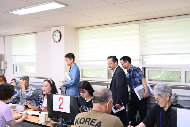 김상육 중구 부구청장, 민생회복 소비쿠폰 발급 현장 점검