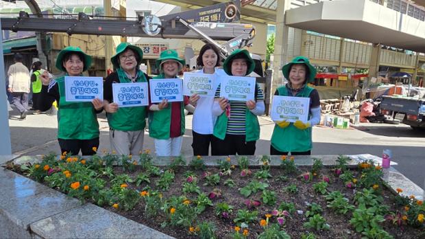 중앙동 새마을문고회, 구역전시장 및 중앙동 행정복지센터 일대에 여름 초화 식재