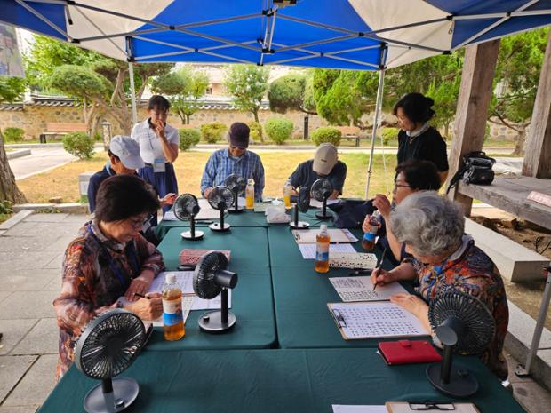 예술로 표현하는 울산의 역사…‘동헌, 스며들 고(?)!-시니어, 예술로 걸어보다’...