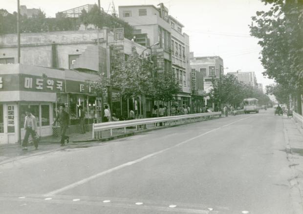 울산 옥교동 중앙 시장 입구 사람들 모습 흑백사진
