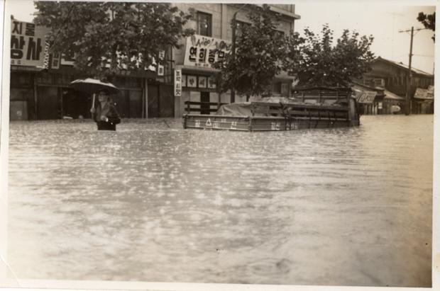 1959년 사라호 태풍시 울산 성남동 거리 흑백사진