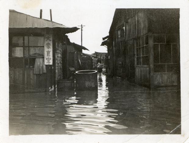 1959년 사라호 태풍시 울산 성남동 파출소 앞 골목 흑백사진