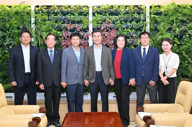 윤대석 백년소상공인 및 약사동 체육회 내방