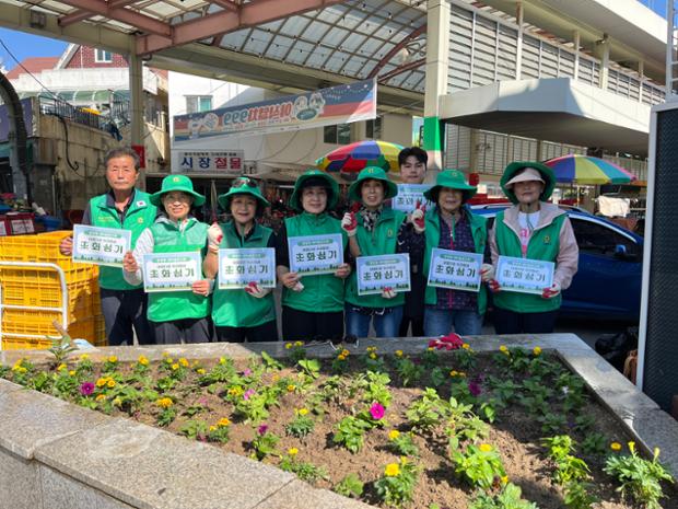 중앙동 새마을문고회, 구역전시장 일대 가을 초화 식재