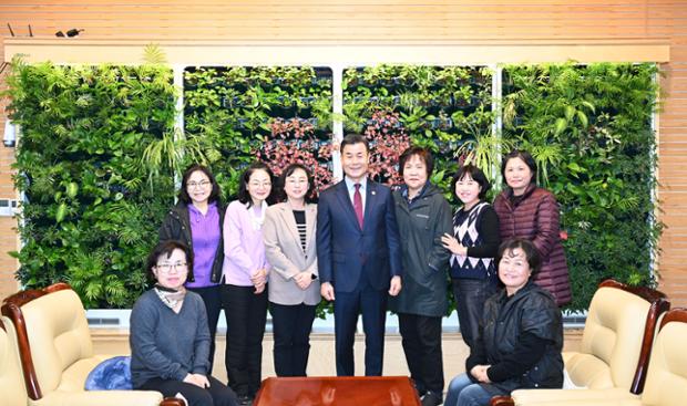 재난안전상황실 구민 견학 프로그램 참여자 환담