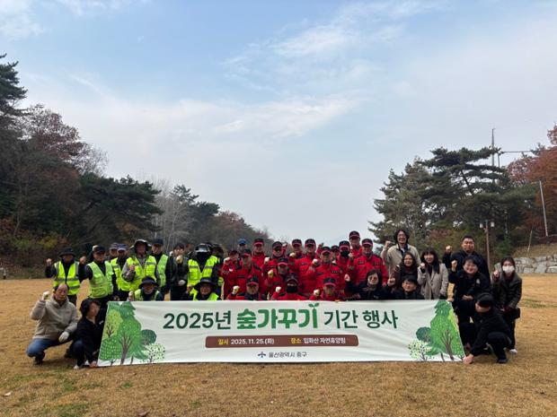 중구, 입화산 자연휴양림 일대에서 낙엽끌기 및 비료주기 활동 실시