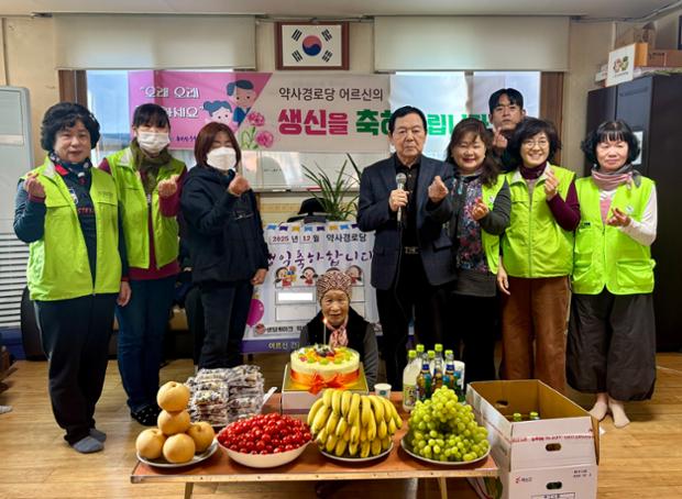 약사동 자연보호협의회, 약사경로당 어르신 생신상 차려드리기 행사 진행