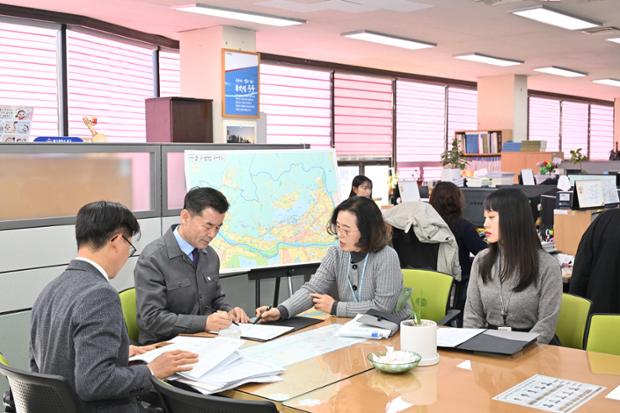 “결재판 들고 기다리는 대신 부서에서 바로”…중구, ‘찾아가는 현장 결재’ 진행