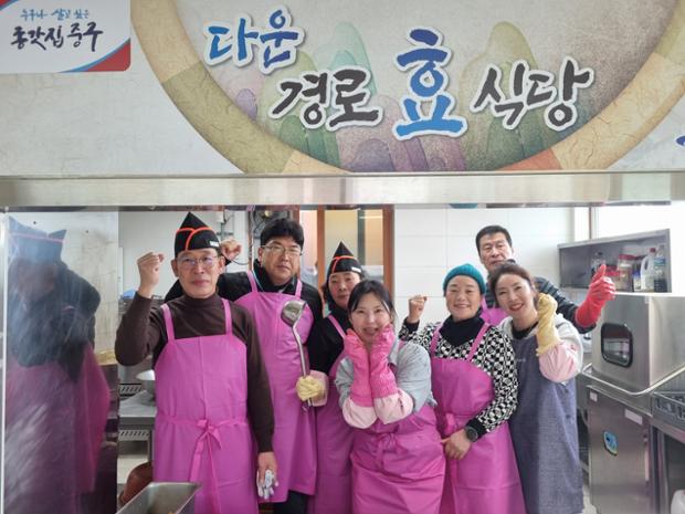 다운동 주민자치위원회, 행운경로당에서 급식 봉사활동 실시