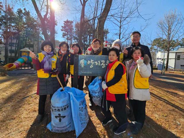 다운동 여성자원봉사회, 양지공원 일대에서 환경정화 활동 진행