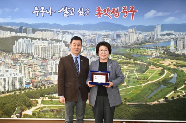 김영길 중구청장, 이복희 중구자원봉사센터장 감사패 수여