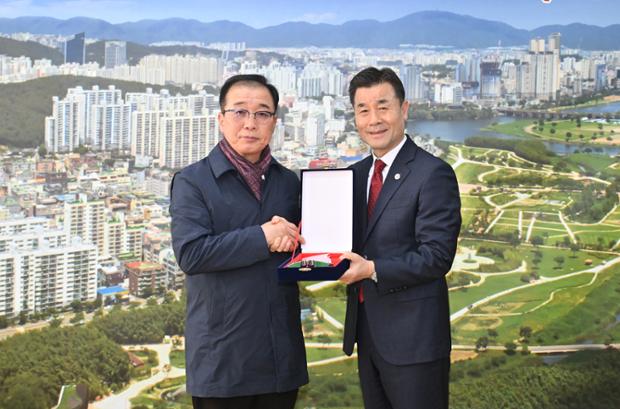 젊음의거리 상인회, 김영길 중구청장에게 감사패 전달