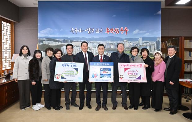 우정동 자생단체·울산중부새마을금고, 이웃돕기 성금 및 식사권 전달