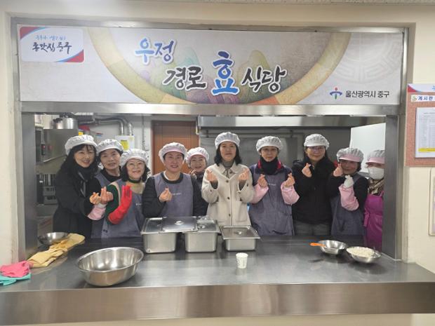 우정동 통장회, 우정경로식당에서 급식 봉사활동 실시