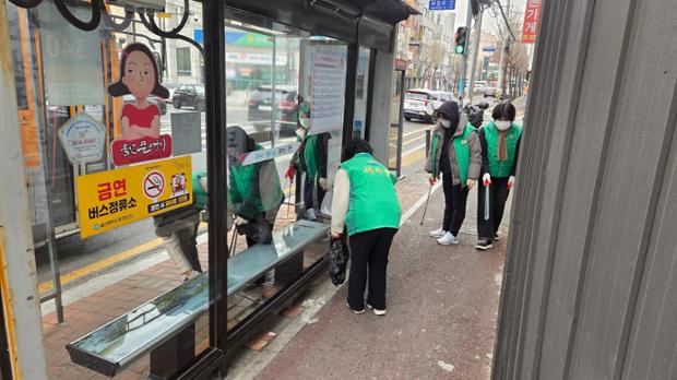 반구1동 새마을문고회, 버스정류장 환경정화 활동 실시