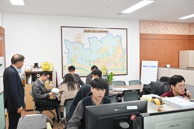 “업무도 결재도 현장에서”…중구, 설 앞두고 ‘찾아가는 현장 결재’ 진행(1)